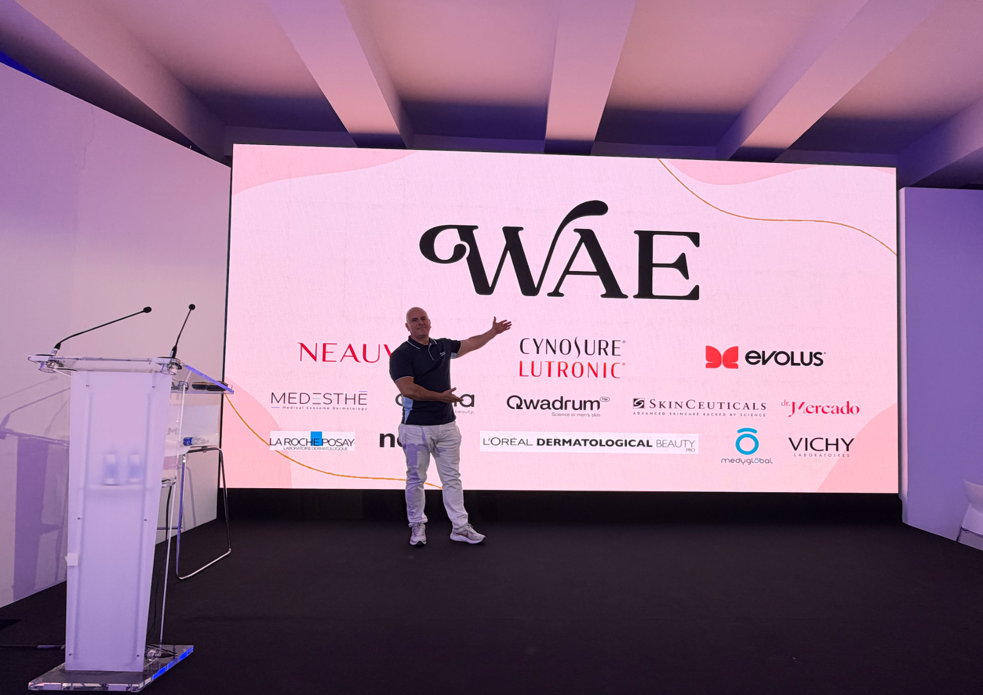 Palco principal de congresso com painel de LED