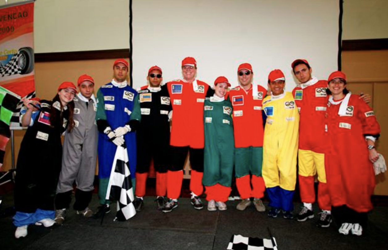 Equipe com macacões de Fórmula 1