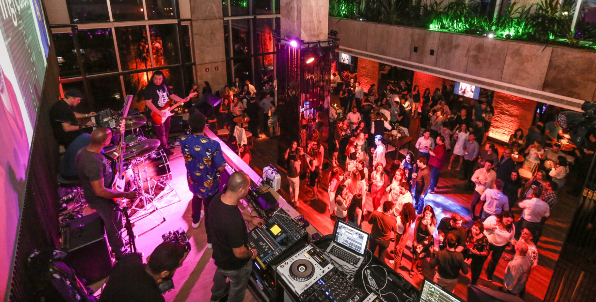 DJ e pista de dança